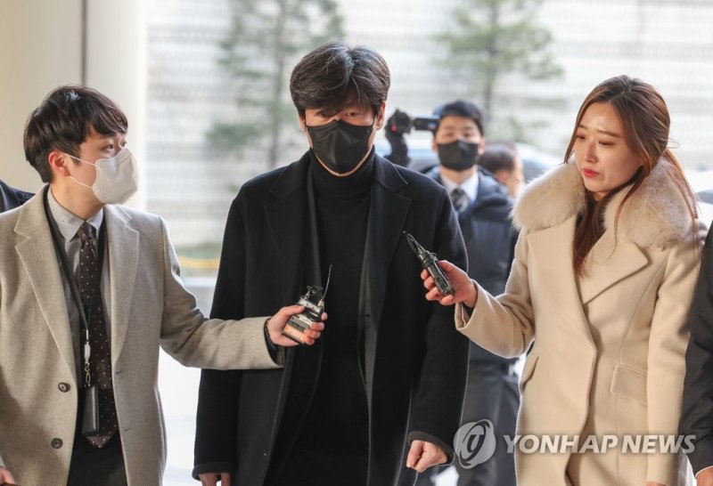 공판 출석하는 남욱 변호사 공판 출석하는 남욱 변호사 (서울=연합뉴스) 윤동진 기자 = 남욱 변호사가 8일 오전 서초구 서울중앙지방법원에서 열리는 위례신도시 개발 특혜 의혹 관련 1심 2회 공판에 출석하기 위해 차에서 내리고 있다. 2023.2.8 [공동취재] photo@yna.co.kr (끝)