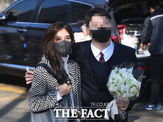 이부진 호텔신라 사장이 8일 오후 서울 강남구의 한 중학교에서 열린 아들 임 모군의 졸업식에 참석해 기념 사진을 찍고 있다. 더팩트 제공