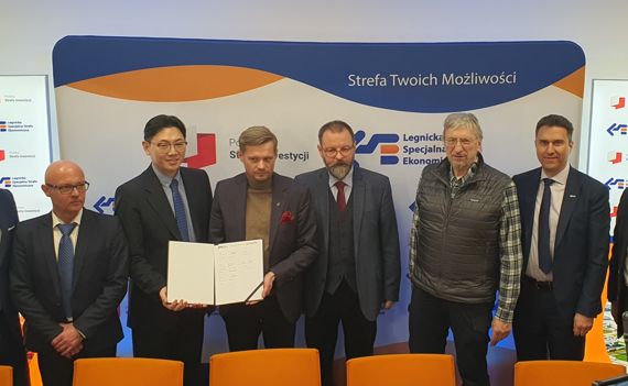 지난 8일 폴란드 현지에서 진행된 '현대엔지니어링-USNC-LSEZ 초소형모듈원전(MMR) 사업 개발 양해각서(MOU) 체결식'에서 정회성 현대엔지니어링 원자력영업 팀장(왼쪽 두번째)과 프쉐미스와프 보젝 LSEZ 사장(왼쪽 세번째), 리자드 바브리니예비치 LSEZ 부사장(가운데), 프란체스코 베네리 USNC CEO(오른쪽 두번째)가 기념촬영을 하고 있다. 현대엔지니어링 제공