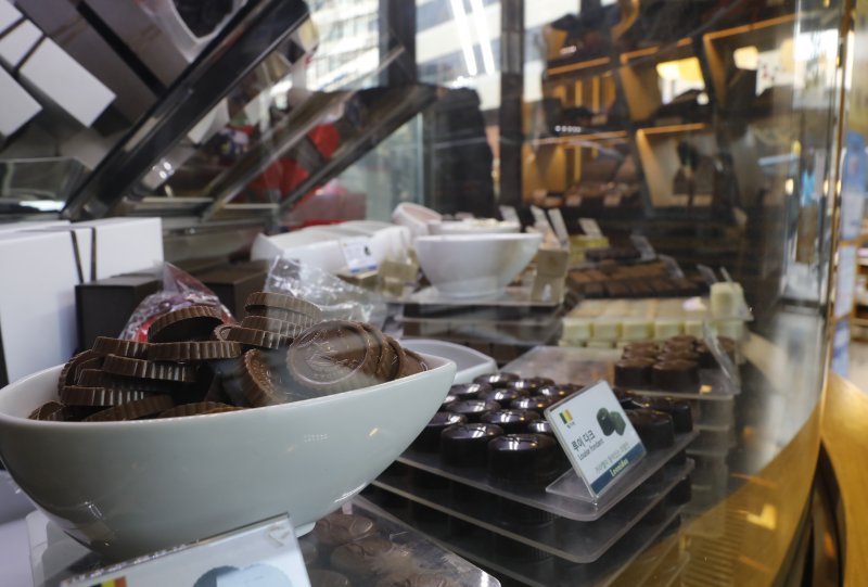 지난해 2월 서울 명동의 한 초콜릿 카페에 고급스러운 초콜릿이 진열돼 있다. 뉴시스