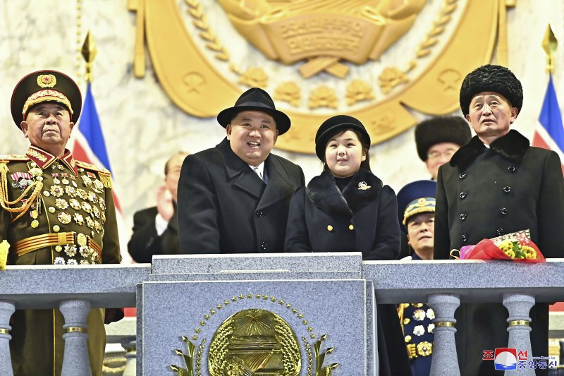 북한 조선중앙통신이 공개한 사진에 김정은 북한 국무위원장이 딸 주애와 함께 8일 평양 김일성광장에서 열린 조선인민군 창건 75주년 열병식에 참석하고 있다. 사진=조선중앙통신 캡처