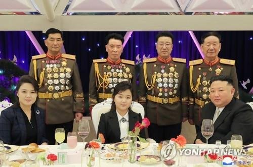 김정은, 딸 김주애와 '건군절' 기념연회 참석 (서울=연합뉴스) 북한 김정은 국무위원장이 딸 김주애와 함께 건군절(2월 8일) 75주년 기념연회에 참석했다고 조선중앙통신이 8일 보도했다. 2023.2.8 [국내에서만 사용가능. 재배포 금지. For Use Only in the Republic of Korea. No Redistribution] nkphoto@yna.co.kr (끝)