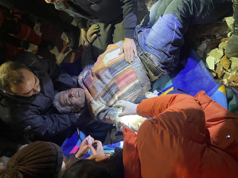 튀르키예 현장에 파견된 한국 긴급구호대, '생존자' 첫 구조