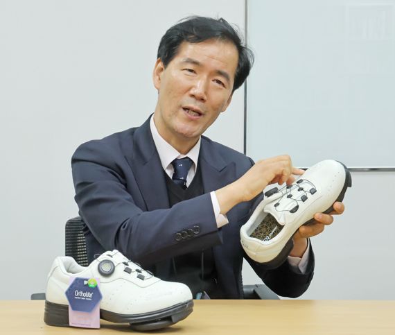 최해욱 휴넥스 회장이 19일 세계 최초로 개발한 회전 신발에 대해 설명하고 있다. 사진=박범준 기자
