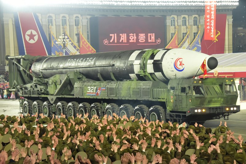 북한이 인민군 창건일(건군절) 75주년인 지난 2월 평양 김일성광장에서 열병식을 개최한 가운데 북한 대륙간탄도미사일(ICBM) '화성-17형(화성포-17형)' 10여기가 광장을 지나고 있다. /사진=뉴스1