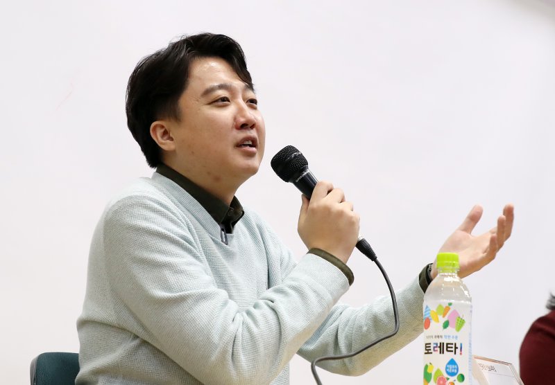 [서울=뉴시스] 이영환 기자 = 이준석 국민의힘 전 대표가 지난해 12월22일 오후 서울 성북구 고려대학교 정경관에서 정치외교학과가 주최한 특별 강연에 참석해 학생들의 질문에 답하고 있다. 2022.12.22. 20hwan@newsis.com /사진=뉴시스