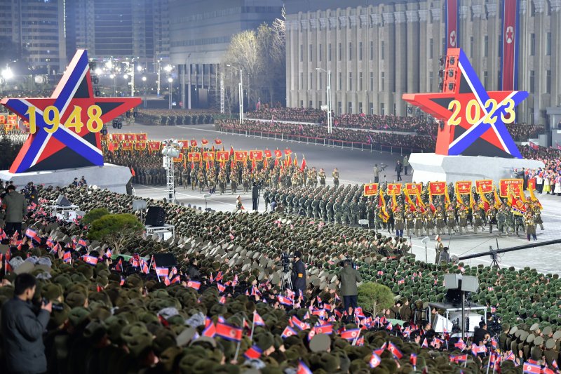 북한 노동당 기관지 노동신문은 9일 조선인민군 창건일(건군절) 75주년을 맞아 2023년 2월 8일 평양 김일성광장에서 야간 열병식을 개최했다고 보도했다. 이날 신문은 당 중앙위원회 호위처 종대, 국무위원회 경위국 종대, 호위국 종대, 호위사령부 종대, 해군 종대, 공군 종대, 전략군 종대, 특수작전군 종대 등 열병식에 참가한 각 군별 종대들의 이름을 모두 호명했다. 노동신문 캡처