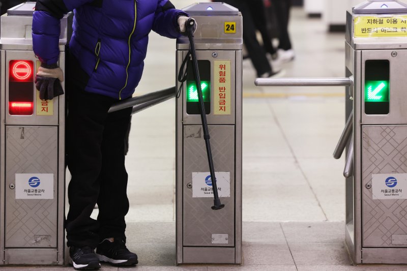 지하철 종로3가역에 한 노인이 개찰구를 통과하고 있다. 연합뉴스