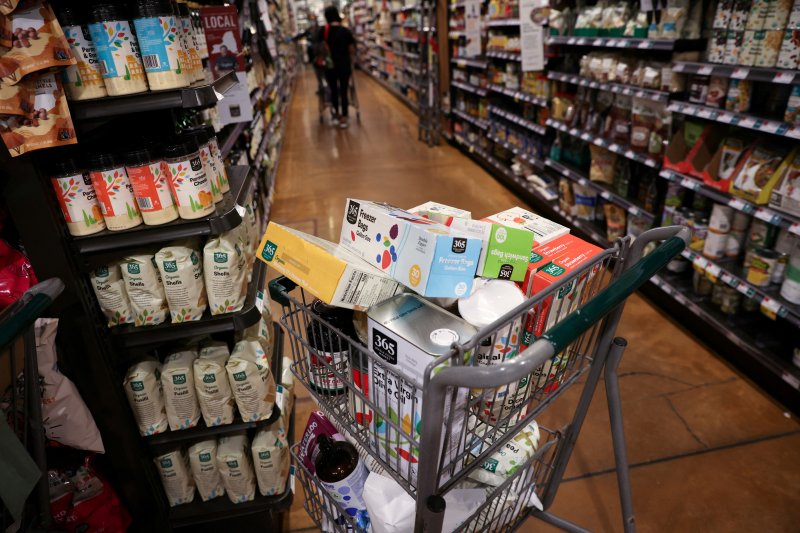 미국 뉴욕 맨해튼의 한 슈퍼마켓에서 지난해 6월 10일(현지시간) 손님들이 장을 보고 있다. 미 최대 소매체인 월마트와 홈디포는 21일 실적발표에서 소비자들의 씀씀이가 줄고 있다고 경고했다. 로이터뉴스1