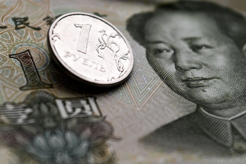 중국 위안 지폐와 러시아 루블 동전.AFP연합뉴스