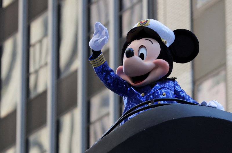 디즈니가 7000명에 이른 직원 정리해고를 27일(현지시간) 시작했다. 디즈니의 대표적인 캐릭터 미키마우스가 손을 들고 인사하는 모습이 직원들이 구조조정되고 있는 현실과 다르게 느껴진다. /사진=로이터연합뉴스