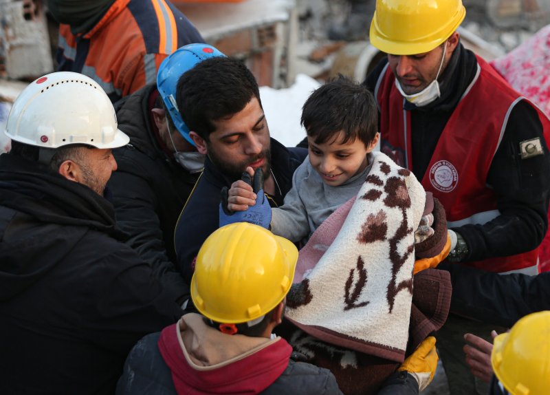 수색구조대원들이 9일(현지시간)튀르키예 남동부 하타이에서 지진으로 무너진 건물더미에서 한 소년을 구조하고 있는 모습. EPA연합뉴스