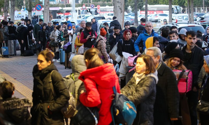 [아다나=뉴시스] 권창회 기자 = 9일 오후(현지시간) 튀르키예 아다나 공항에서 이재민들이 비행기 티켓을 구매하기 위해 줄서서 대기하고 있다. 2023.02.10. kch0523@newsis.com