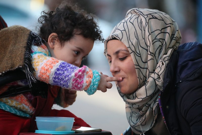 9일 오후(현지시간) 지진 피해 이재민들로 붐비는 튀르키예 아다나 공항에서 한 아이가 어머니에게 음식을 먹여주고 있다. 뉴시스