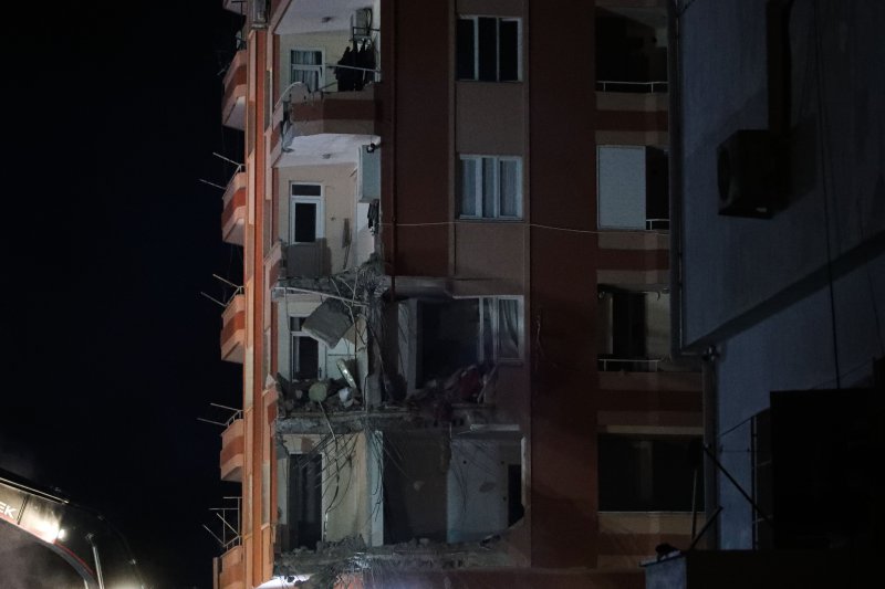 [아다나=뉴시스] 권창회 기자 = 9일 오후(현지시간) 튀르키예 아다나 일대에 발생한 지진으로 건물들이 일부 무너져 있다. 2023.02.10. kch0523@newsis.com