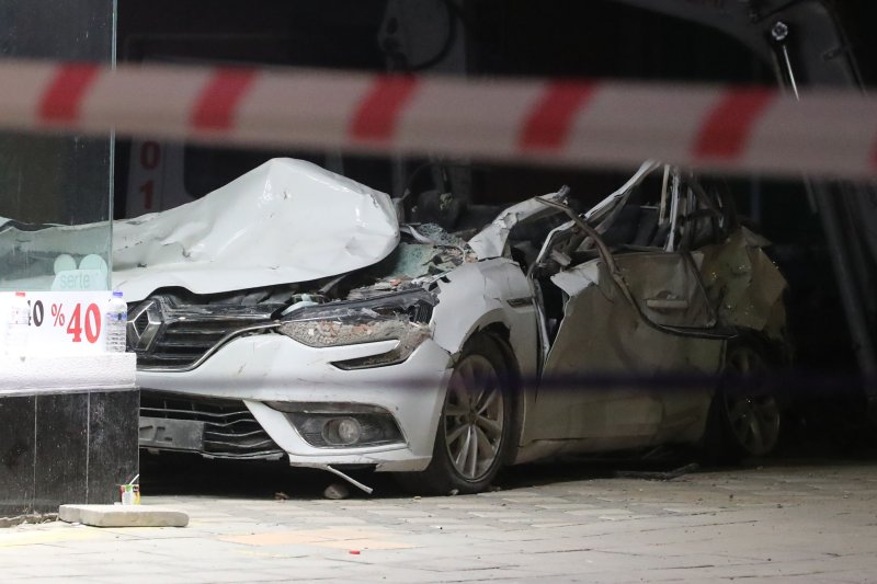 [아다나=뉴시스] 권창회 기자 = 9일 오후(현지시간) 튀르키예 아다나 시내의 지진 구조작업 현장 인근에 차량이 형체를 알아볼수 없게 부서져 있다. 2023.02.10. kch0523@newsis.com