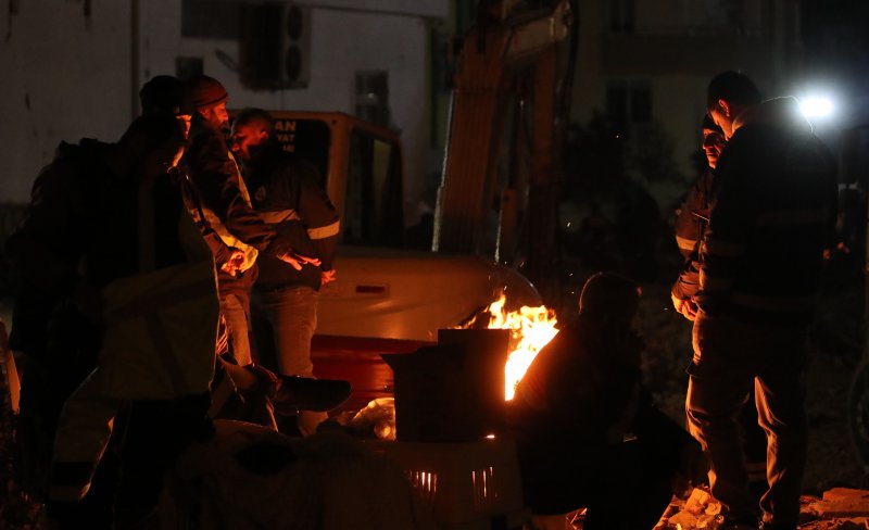 [아다나=뉴시스] 권창회 기자 = 9일 오후(현지시간) 튀르키예 아다나 시내의 지진 구조작업 현장에서 구조대원들이 불을 쐬고 있다. 2023.02.10. kch0523@newsis.com