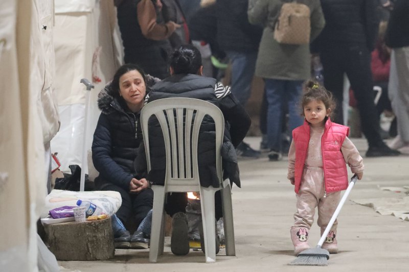 [아다나=뉴시스] 권창회 기자 = 9일 오후(현지시간) 튀르키예 아다나 시내의 지진 현장 인근에 마련된 이재민 임시숙소에서 어린이가 청소를 하고 있다. 2023.02.10. kch0523@newsis.com