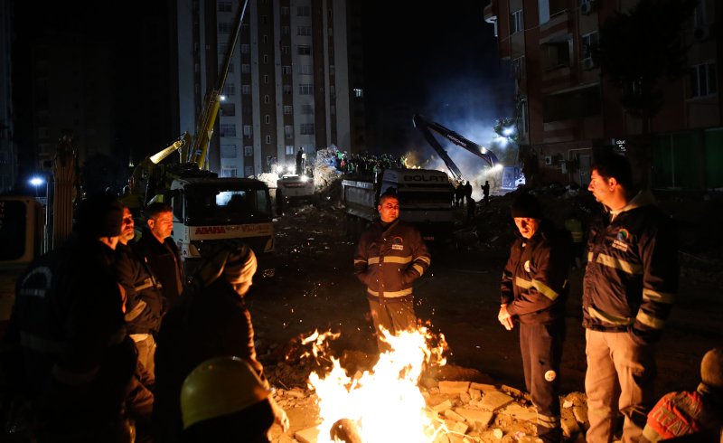 [아다나=뉴시스] 권창회 기자 = 9일 오후(현지시간) 튀르키예 아다나 시내의 지진 구조작업 현장에서 구조대원들이 불을 쐬고 있다. 2023.02.10. kch0523@newsis.com