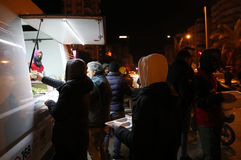 [아다나=뉴시스] 권창회 기자 = 9일 오후(현지시간) 튀르키예 아다나 시내의 지진 구조작업 현장 인근에 이재민들이 구호물품인 음식을 받고 있다. 2023.02.10. kch0523@newsis.com