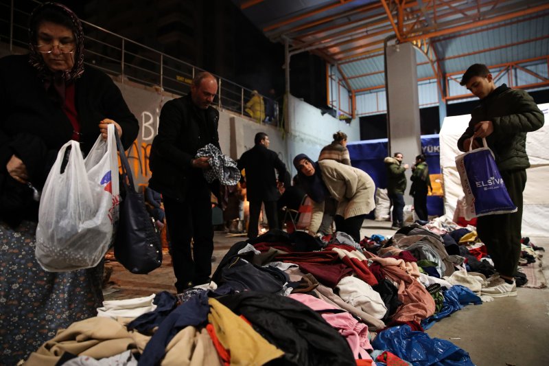 [아다나=뉴시스] 권창회 기자 = 9일 오후(현지시간) 튀르키예 아다나 시내의 지진 현장 인근에 마련된 이재민 임시숙소에서 이재민들이 구호품인 옷을 고르고 있다. 2023.02.10. kch0523@newsis.com