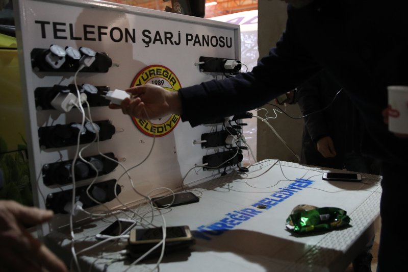 [아다나=뉴시스] 권창회 기자 = 9일 오후(현지시간) 튀르키예 아다나 시내의 지진 구조작업 현장 인근에 이재민 임시숙소가 마련돼 있다. 2023.02.10. kch0523@newsis.com