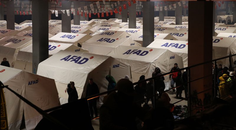 [아다나=뉴시스] 권창회 기자 = 9일 오후(현지시간) 튀르키예 아다나 시내의 지진 구조작업 현장 인근에 이재민 임시숙소가 마련돼 있다. 2023.02.10. kch0523@newsis.com