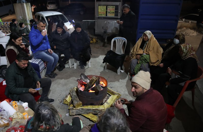 [아다나=뉴시스] 권창회 기자 = 9일 오후(현지시간) 튀르키예 아다나 시내의 지진 구조작업 현장 인근에 마련된 이재민 임시숙소에서 이재민들이 불을 쐬고 있다. 2023.02.10. kch0523@newsis.com