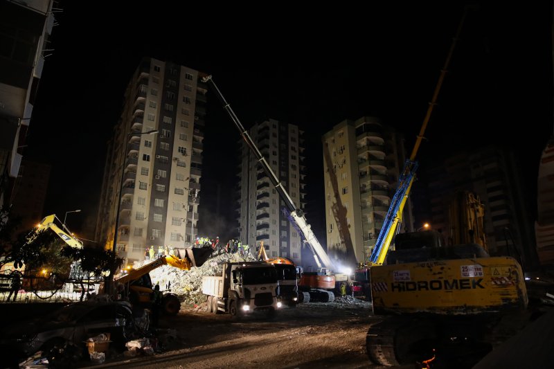 [아다나=뉴시스] 권창회 기자 = 9일 오후(현지시간) 튀르키예 아다나 시내의 지진 구조작업 현장에서 구조대원들이 구조작업을 하고 있다. 2023.02.10. kch0523@newsis.com