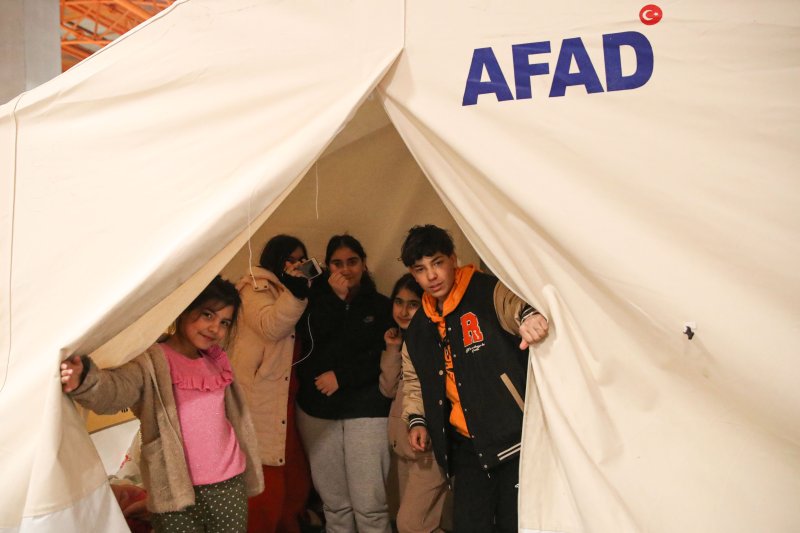 [아다나=뉴시스] 권창회 기자 = 9일 오후(현지시간) 튀르키예 아다나 시내의 지진 현장 인근에 마련된 이재민 임시숙소에서 미스리나 가족들이 취재진을 향해 밝게 웃으며 포즈를 취하고 있다. 2023.02.10. kch0523@newsis.com