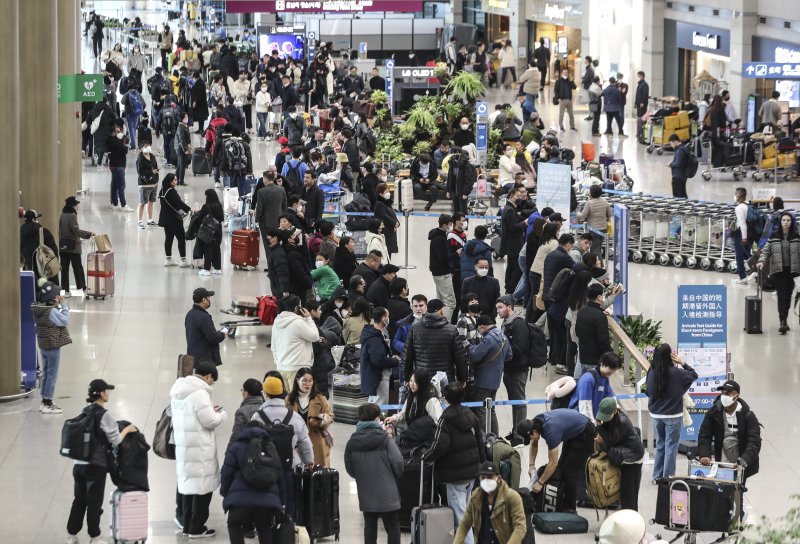 [인천공항=뉴시스] 김근수 기자 = 중국정부가 한국으로의 해외 단체 여행을 여전히 불허하고 있는 6일 오전 외국인 단체 관광객들이 인천국제공항 제1여객터미널 입국장으로 들어오고 있다. 중국 정부는 6일부터 자국민의 해외 단체 여행을 한국과 일본, 미국을 제외한 20개 국가에 대해 부분적으로 허용한다고 밝혔다. 2023.02.06. ks@newsis.com /사진=뉴시스