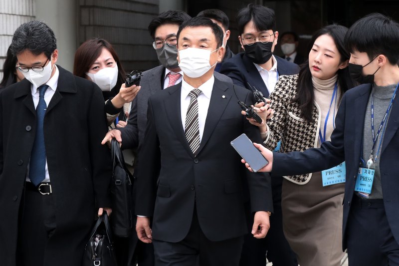 권오수 전 도이치모터스 회장이 10일 오전 서울 서초구 서울중앙지법에서 열린 '도이치모터스 주가 조작' 혐의 관련 1심 선고에서 징역 2년, 집행유예 3년을 선고받고 밖으로 나서고 있다. (공동취재사진)