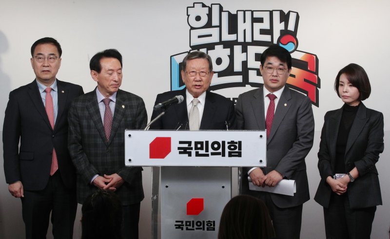 유흥수 국민의힘 전당대회 선거관리위원장이 10일 서울 여의도 국민의힘 당사에서 제3차 전당대회 당대표 및 최고위원 선거 본경선 진출자를 발표하고 있다. (공동취재) 2022.2.10/뉴스1 ⓒ News1 허경 기자