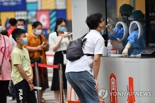 중국에서 코로나19 검사가 진행되고 있는 모습. 사진=연합뉴스