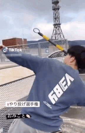 이달 초 틱톡에 올라와 일본 내에서 확산한 영상. 앳된 남성이 선로를 향해 창던지기를 하고 있다.