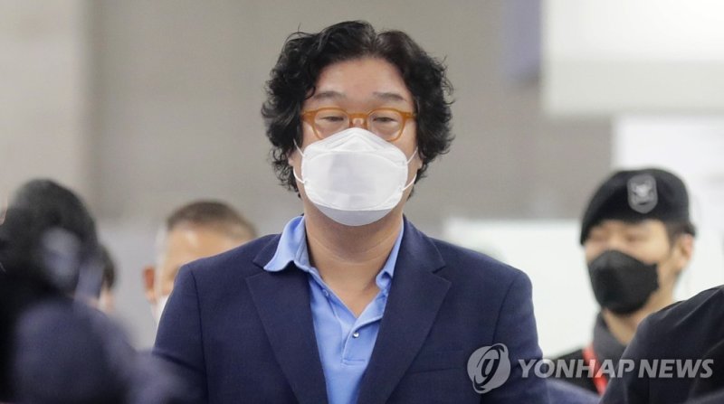 8개월간 도피 끝에 태국에서 붙잡힌 김성태 전 쌍방울그룹 회장이 지난달 17일 인천국제공항을 통해 입국하고 있다. 연합뉴스