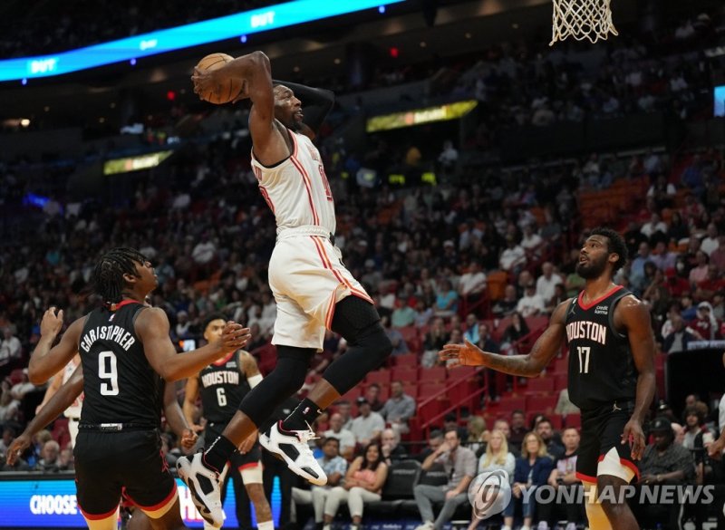 덩크 시도하는 마이애미의 뱀 아데바요 Feb 10, 2023; Miami, Florida, USA; Miami Heat center Bam Adebayo (13) goes up for dunk over Houston Rockets guard Josh Christopher (9) and Houston Rockets Tari Eason (17) in the first half at Miami-Dade Arena. Mandatory Credit: Jim Rassol-USA TODAY Sports