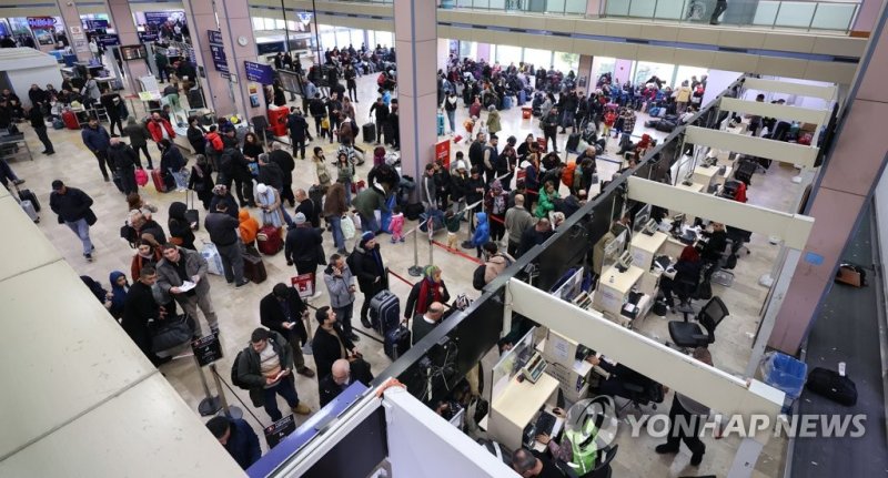 지진 피해 지역 탈출하기 위해 지진 피해 지역 탈출하기 위해 (아다나=연합뉴스) 김인철 기자 = 11일(현지시간) 튀르키예 아다나공항에서 지진 피해를 입은 지역의 국민들이 이스탄불과 앙카라 등으로 떠나기 위해 대기하고 있다. 터키항공은 이번 지진 피해 지역의 국민들을 위한 구호 목적으로 당분간 타 지역으로 하는 국내선 항공기 티켓을 무료로 제공한다. 2023.2.11 yatoya@yna.co.kr (끝)