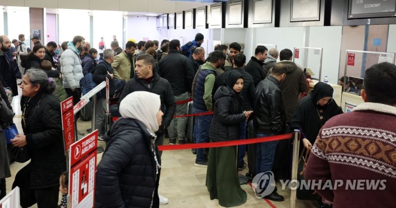 여진 두려움에 아다나 떠나는 튀르키예 시민들 여진 두려움에 아다나 떠나는 튀르키예 시민들 (아다나=연합뉴스) 김인철 기자 = 11일(현지시간) 튀르키예 아다나공항에서 지진 피해를 입은 지역의 국민들이 이스탄불과 앙카라 등으로 떠나기 위해 대기하고 있다. 터키항공은 이번 지진 피해 지역의 국민들을 위한 구호 목적으로 당분간 타 지역으로 하는 국내선 항공기 티켓을 무료로 제공한다. 2023.2.11 yatoya@yna.co.kr (끝)