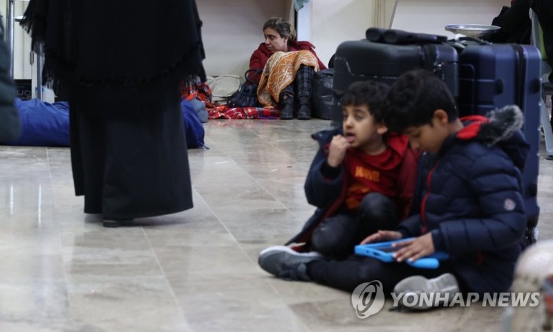 튀르키예 지진 피해 지역 탈출 행렬 튀르키예 지진 피해 지역 탈출 행렬 (아다나=연합뉴스) 김인철 기자 = 11일(현지시간) 튀르키예 아다나공항에서 지진 피해를 입은 지역의 국민들이 이스탄불과 앙카라 등으로 떠나기 위해 대기하고 있다. 터키항공은 이번 지진 피해 지역의 국민들을 위한 구호 목적으로 당분간 타 지역으로 하는 국내선 항공기 티켓을 무료로 제공한다. 2023.2.11 yatoya@yna.co.kr (끝)