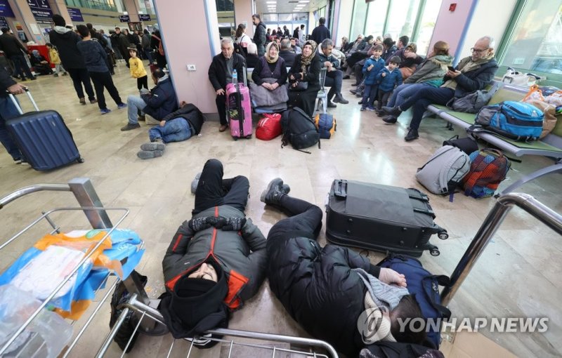 여진 두려움에 아다나 떠나는 튀르키예 시민들 여진 두려움에 아다나 떠나는 튀르키예 시민들 (아다나=연합뉴스) 김인철 기자 = 11일(현지시간) 튀르키예 아다나공항에서 지진 피해를 입은 지역의 국민들이 이스탄불과 앙카라 등으로 떠나기 위해 대기하고 있다. 터키항공은 이번 지진 피해 지역의 국민들을 위한 구호 목적으로 당분간 타 지역으로 하는 국내선 항공기 티켓을 무료로 제공한다. 2023.2.11 yatoya@yna.co.kr (끝)