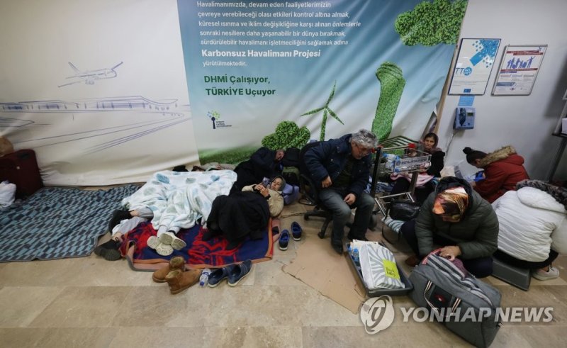 여진 두려움에 아다나 떠나는 튀르키예 시민들 여진 두려움에 아다나 떠나는 튀르키예 시민들 (아다나=연합뉴스) 김인철 기자 = 11일(현지시간) 튀르키예 아다나공항에서 지진 피해를 입은 지역의 국민들이 이스탄불과 앙카라 등으로 떠나기 위해 대기하고 있다. 터키항공은 이번 지진 피해 지역의 국민들을 위한 구호 목적으로 당분간 타 지역으로 하는 국내선 항공기 티켓을 무료로 제공한다. 2023.2.11 yatoya@yna.co.kr (끝)