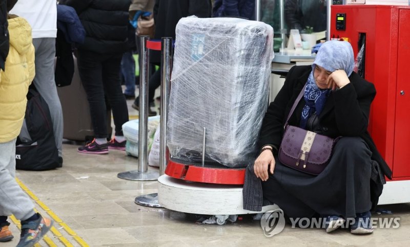 튀르키예 지진 피해 지역 탈출 행렬 튀르키예 지진 피해 지역 탈출 행렬 (아다나=연합뉴스) 김인철 기자 = 11일(현지시간) 튀르키예 아다나공항에서 지진 피해를 입은 지역의 국민들이 이스탄불과 앙카라 등으로 떠나기 위해 대기하고 있다. 터키항공은 이번 지진 피해 지역의 국민들을 위한 구호 목적으로 당분간 타 지역으로 하는 국내선 항공기 티켓을 무료로 제공한다. 2023.2.11 yatoya@yna.co.kr (끝)