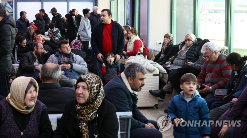 튀르키예 지진 피해 지역 탈출 행렬 튀르키예 지진 피해 지역 탈출 행렬 (아다나=연합뉴스) 김인철 기자 = 11일(현지시간) 튀르키예 아다나공항에서 지진 피해를 입은 지역의 국민들이 이스탄불과 앙카라 등으로 떠나기 위해 대기하고 있다. 터키항공은 이번 지진 피해 지역의 국민들을 위한 구호 목적으로 당분간 타 지역으로 하는 국내선 항공기 티켓을 무료로 제공한다. 2023.2.11 yatoya@yna.co.kr (끝)