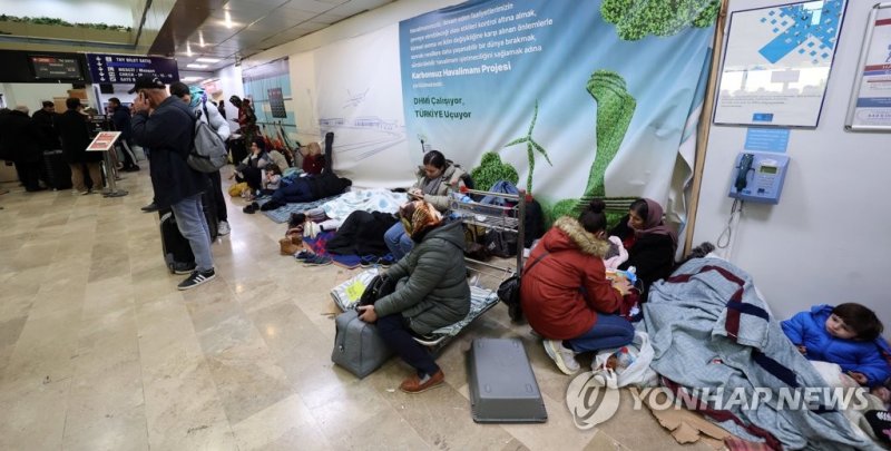 지진 피해 지역 탈출하기 위해 지진 피해 지역 탈출하기 위해 (아다나=연합뉴스) 김인철 기자 = 11일(현지시간) 튀르키예 아다나공항에서 지진 피해를 입은 지역의 국민들이 이스탄불과 앙카라 등으로 떠나기 위해 대기하고 있다. 터키항공은 이번 지진 피해 지역의 국민들을 위한 구호 목적으로 당분간 타 지역으로 하는 국내선 항공기 티켓을 무료로 제공한다. 2023.2.11 yatoya@yna.co.kr (끝)