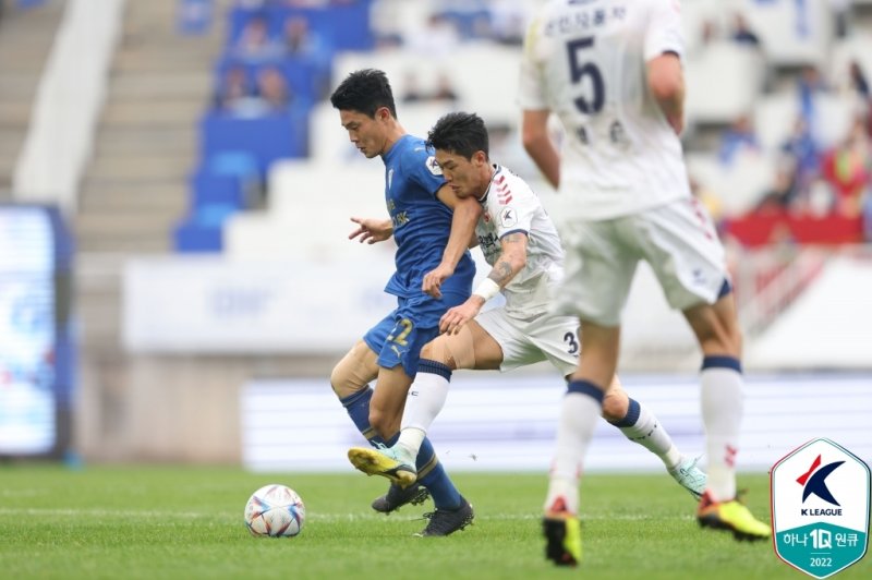 2022시즌 수원 삼성의 안병준을 수비하는 수원FC의 신세계.(한국프로축구연맹 제공)