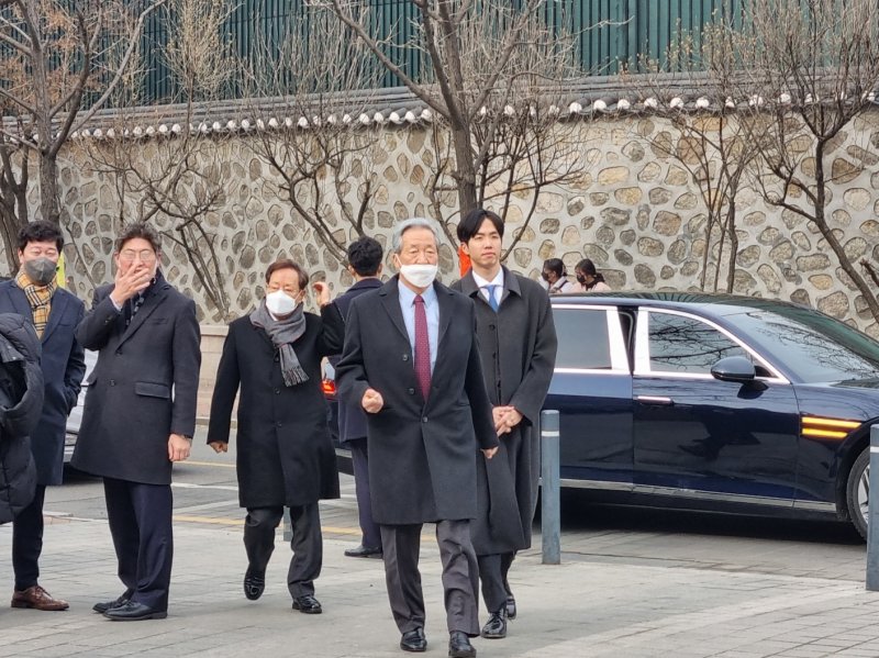 정몽준 아산재단 명예이사장이 11일 서울 중구 정동제일교회 정문으로 들어서고 있다. ⓒ News1 최서윤 기자