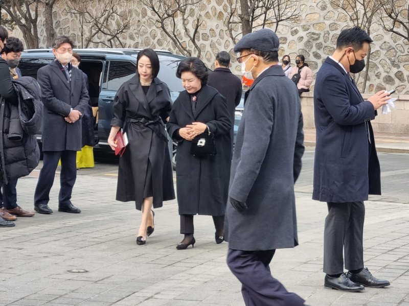 노현정 전 아나운서와 시어머니 이행자씨가 11일 서울 중구 정동제일교회 정문으로 들어서는 모습. ⓒ News1 최서윤 기자