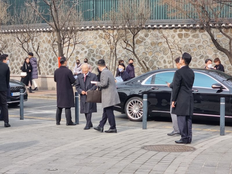 손경식 CJ그룹 회장이 11일 서울 중구 정동제일교회 정문으로 들어서고 있다. ⓒ News1 최서윤 기자