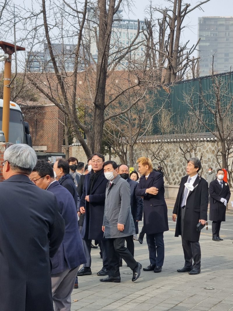 대한축구협회 회장을 맡고 있는 정몽규 HDC그룹 회장 장남 정준선 카이스트 교수 결혼식이 11일 열린 서울 중구 정동제일교회 정문으로 들어서는 김병지 전 국가대표 축구선수 모습. ⓒ News1 최서윤 기자